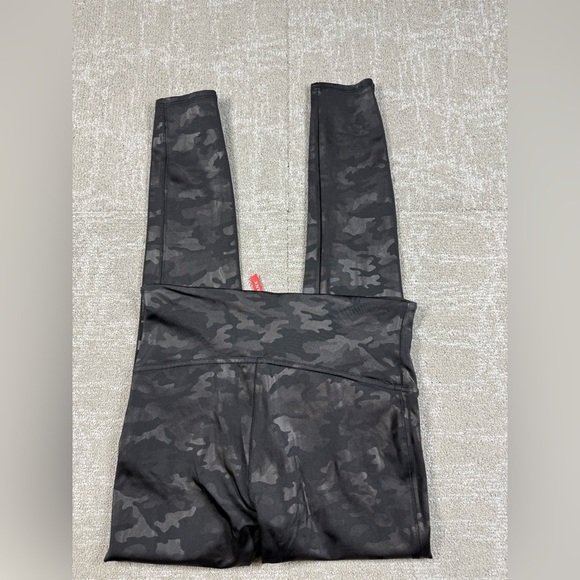 Spanx Black Camo Pull on Shiny Ankle Length Womens Legging Size Lg - Picture 7 of 7